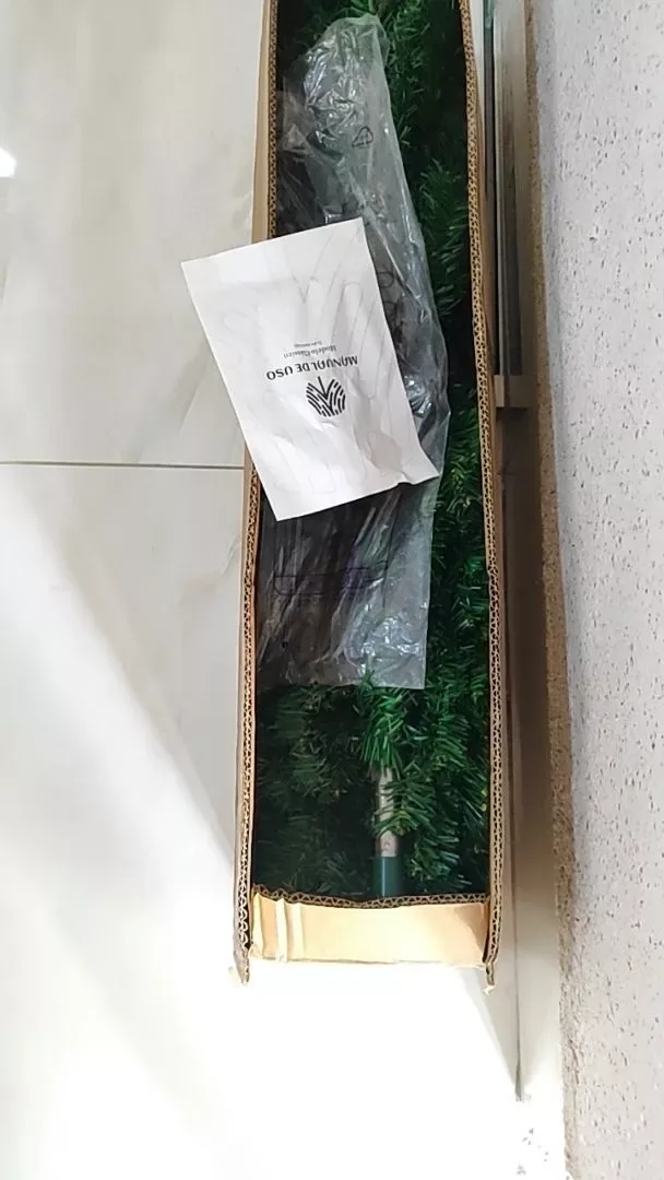 Árvore e manual de uso dentro da embalagem