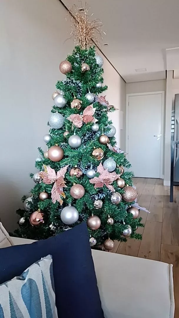 Árvore decorada com bolas rosadas e prateadas