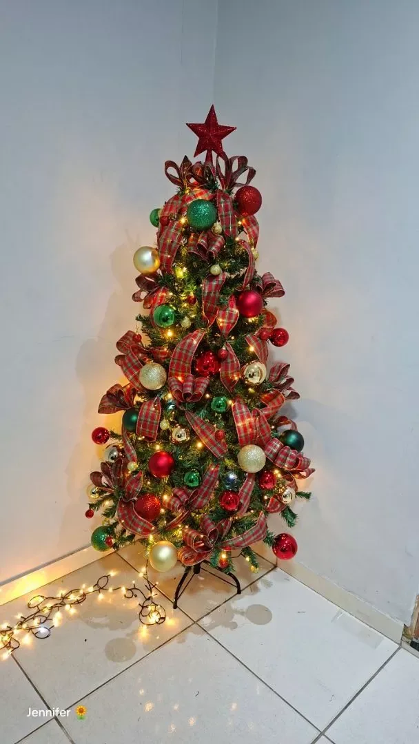 Árvore decorada com laços xadrez e bolas vermelhas e verdes