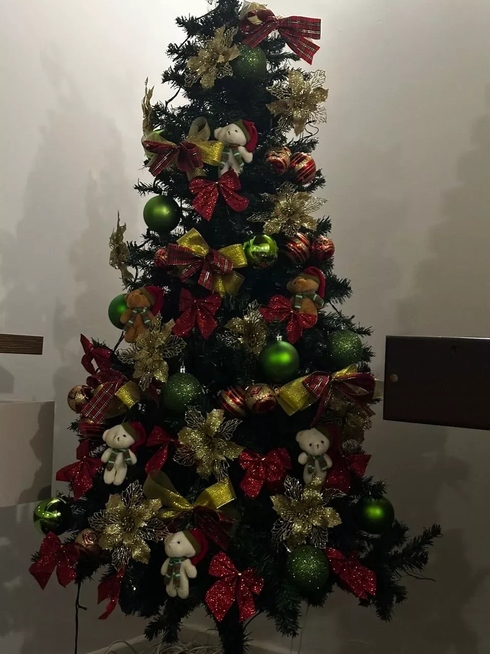 Árvore decorada com ursinhos, flores douradas e bolas verdes