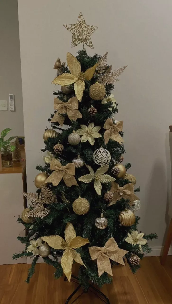 Árvore decorada com laços e enfeites dourados